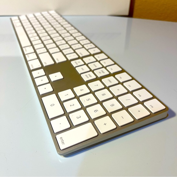 APPLE Magic Keyboard with Numeric Keypad US English White Wireless Chargable - Picture 6 of 8